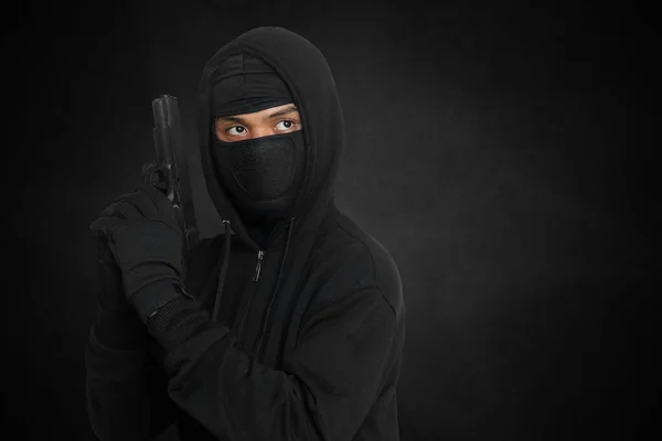 Homem Misterioso Usando Capuz Preto Máscara Segurando Uma Pistola Atirando — Fotografia de Stock