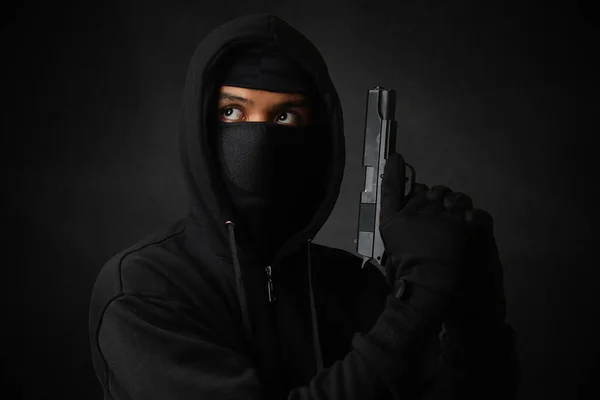 Hombre Misterioso Con Capucha Negra Máscara Sosteniendo Una Pistola Disparando —  Fotos de Stock