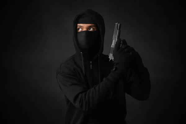 Таинственный Человек Черной Толстовке Маске Держащий Пистолет Стреляющий Пистолета Изолированное — стоковое фото