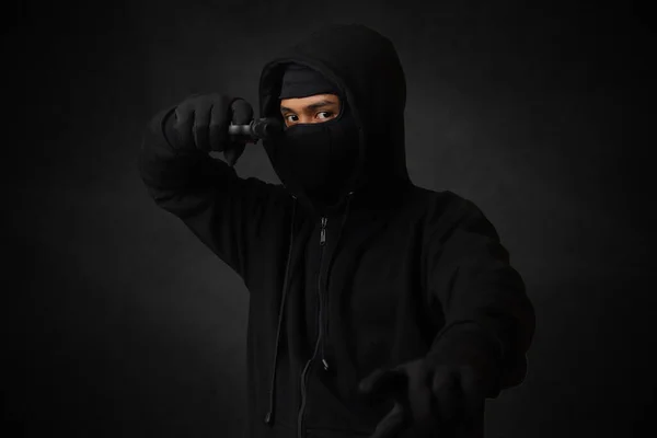Siyah Kapüşonlu Maskeli Gizemli Bir Adam Tabanca Tutuyor Silahla Ateş — Stok fotoğraf