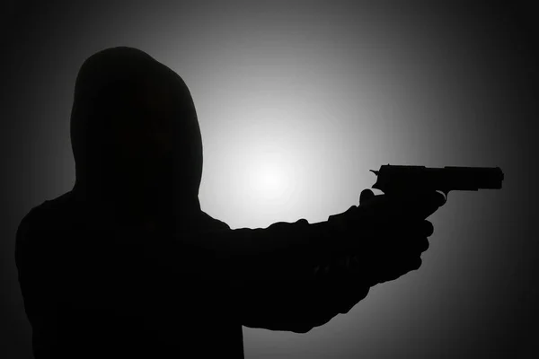 Hombre Misterioso Con Capucha Negra Sosteniendo Una Pistola Disparando Con — Foto de Stock