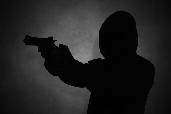 Hombre Misterioso Con Capucha Negra Sosteniendo Una Pistola Disparando Con — Foto de Stock