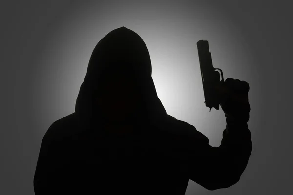 Μυστηριώδης Άντρας Μαύρη Κουκούλα Κρατάει Πιστόλι Πυροβολώντας Όπλο Σιλουέτα Και — Φωτογραφία Αρχείου