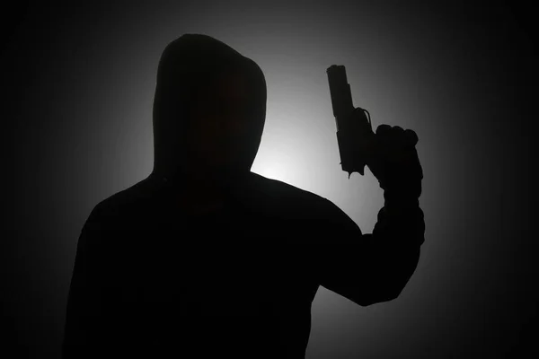 Таємничий Чоловік Чорному Светрі Тримає Пістолет Стріляючи Пістолета Силует Темне — стокове фото