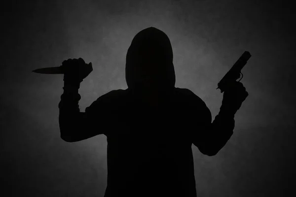Μυστηριώδης Άντρας Φορώντας Μαύρη Κουκούλα Κρατώντας Ένα Πιστόλι Πυροβολώντας Ένα — Φωτογραφία Αρχείου