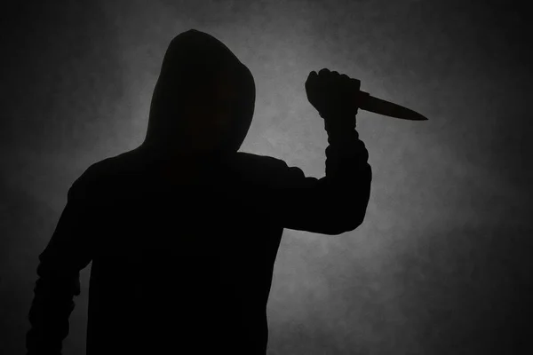 Μυστηριώδης Άντρας Που Φοράει Μαύρη Κουκούλα Κρατώντας Ένα Μαχαίρι Για — Φωτογραφία Αρχείου