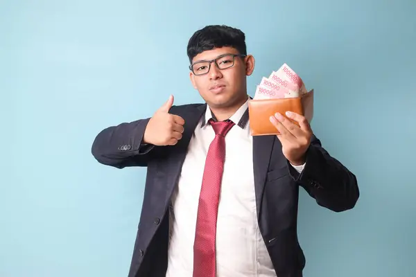 Porträtt Ung Asiatisk Affärsman Avslappnad Kostym Gör Tummen Upp Medan — Stockfoto