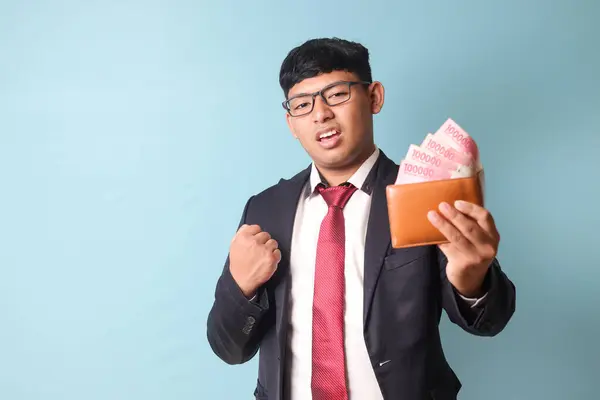 Porträtt Ung Asiatisk Affärsman Ledig Kostym Håller Läder Plånbok Med — Stockfoto