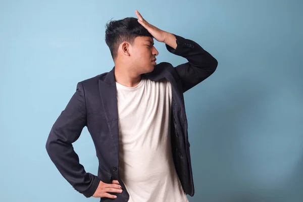 Porträtt Ung Asiatisk Affärsman Avslappnad Kostym Med Huvud Palm Gester — Stockfoto