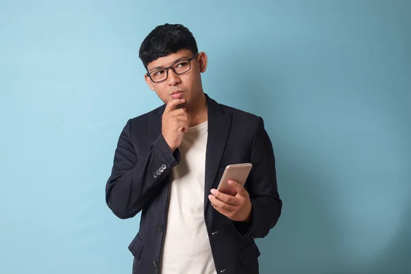 Porträtt Ung Asiatisk Affärsman Tillfällig Kostym Sak Medan Håller Telefonen — Stockfoto