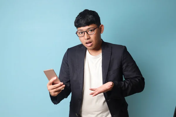 Porträtt Ung Asiatisk Affärsman Ledig Kostym Ser Mycket Förvirrad Medan — Stockfoto