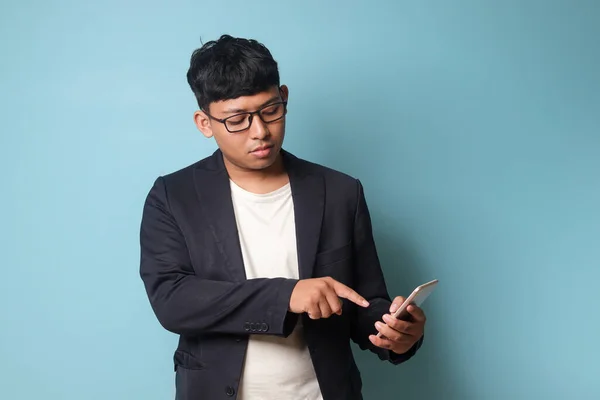 Porträtt Ung Asiatisk Affärsman Casualsuit Pekar Telefon Med Allvarliga Uttryck — Stockfoto
