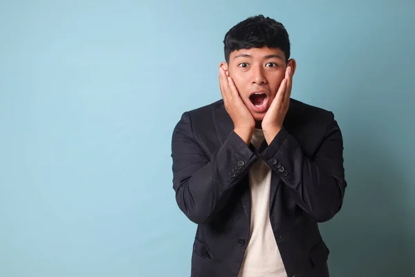 Porträtt Ung Asiatisk Affärsman Ledig Kostym Överraskad Tittar Kameran Med — Stockfoto