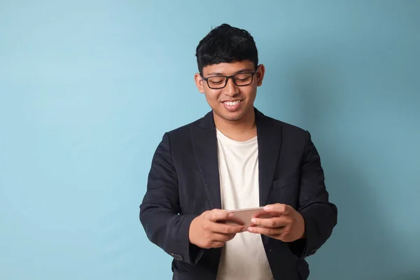 Porträtt Ung Asiatisk Affärsman Ledig Kostym Leende Medan Håller Telefonen — Stockfoto