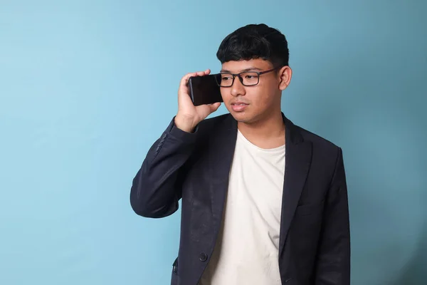 Porträtt Ung Asiatisk Affärsman Tillfällig Kostym Som Pratar Med Någon — Stockfoto