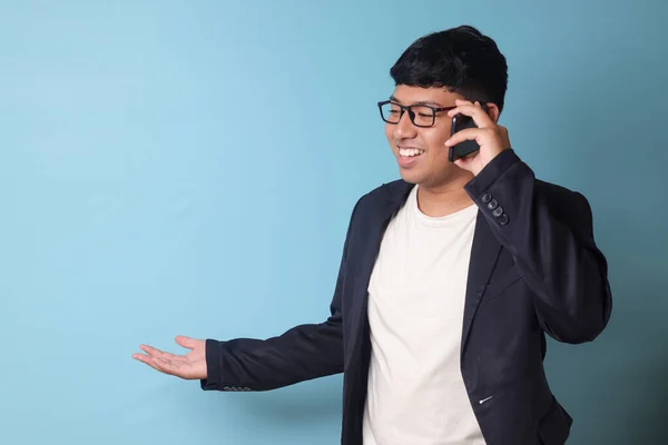 Porträtt Ung Asiatisk Affärsman Tillfällig Kostym Som Pratar Glatt Med — Stockfoto