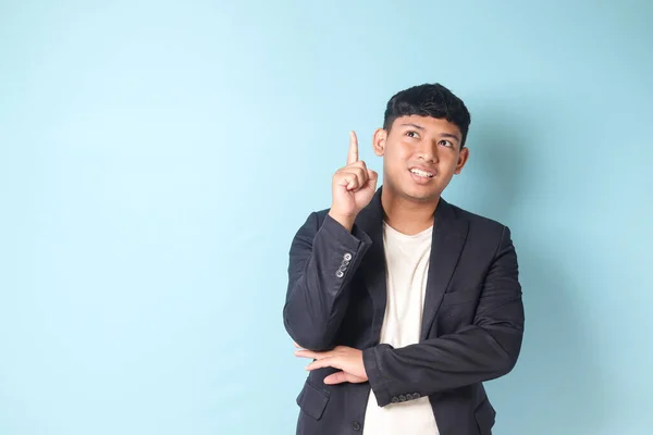 Porträtt Ung Asiatisk Affärsman Avslappnad Kostym Pekar Uppåt Och Tittar — Stockfoto