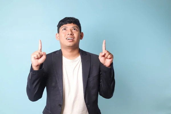 Porträtt Ung Asiatisk Affärsman Ledig Kostym Pekar Och Tittar Uppåt — Stockfoto