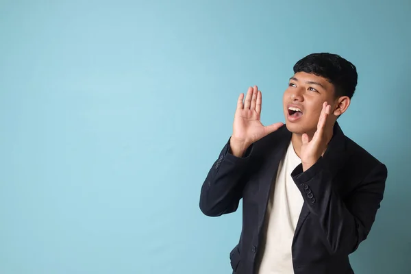 Porträtt Ung Asiatisk Affärsman Casualsuit Skriker Avstånd Isolerad Bild Blå — Stockfoto