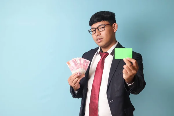 Portret Młodego Azjatyckiego Biznesmena Pewnym Siebie Wyrazem Twarzy Trzymającego Kartę — Zdjęcie stockowe