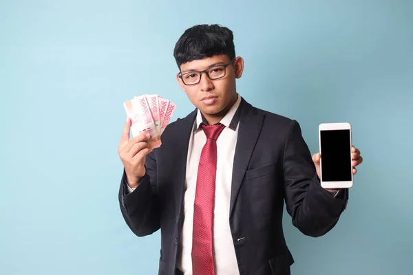 Портрет Молодого Азиатского Бизнесмена Случайном Костюме Показывающий Телефон Тысячи Рупий — стоковое фото
