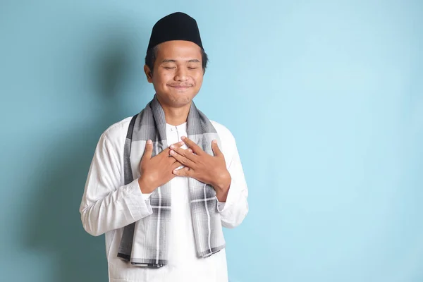 Retrato Homem Religioso Asiático Camisa Koko Camisa Branca Muçulmana Boné — Fotografia de Stock