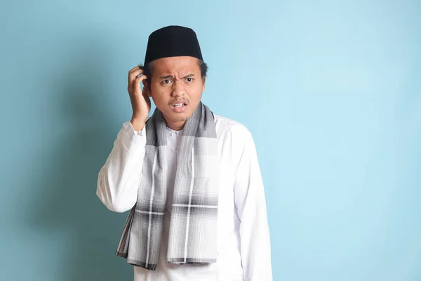 Portrét Atraktivního Asijského Muslima Bílé Košili Přemýšlejícího Otázce Rukou Spánku — Stock fotografie