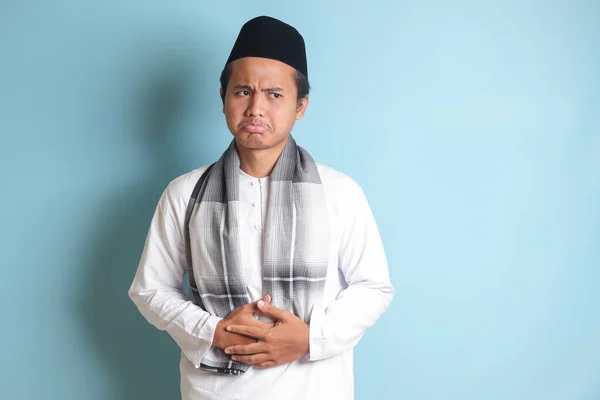 Portré Fiatal Ázsiai Muszlim Férfiról Aki Fájdalmat Érez Gyomrában Gyomorfájásos — Stock Fotó