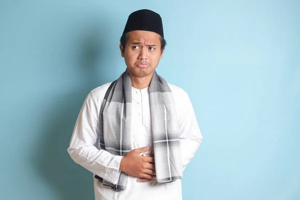 Portrét Mladého Asijského Muslima Který Cítí Bolest Břiše Koncept Bolesti — Stock fotografie
