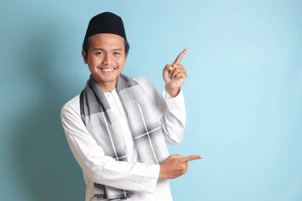 Portret Van Jonge Aziatische Moslim Man Die Product Toont Met — Stockfoto