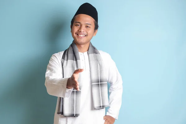 Beyaz Gömlekli Çekici Asyalı Müslüman Adamın Portresi Elini Uzatarak Birine — Stok fotoğraf