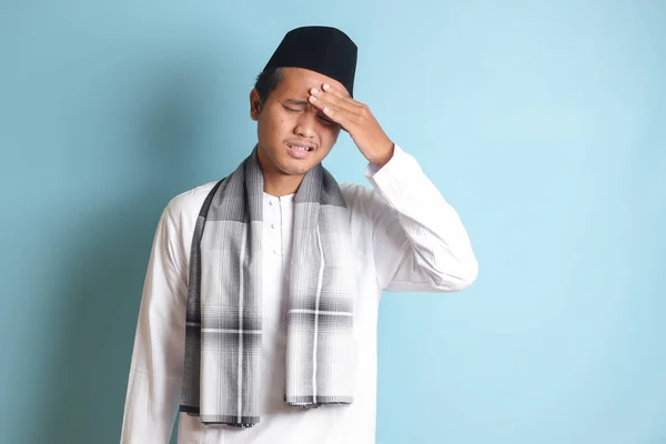 Ritratto Attraente Uomo Musulmano Asiatico Camicia Bianca Con Emicrania Che — Foto Stock