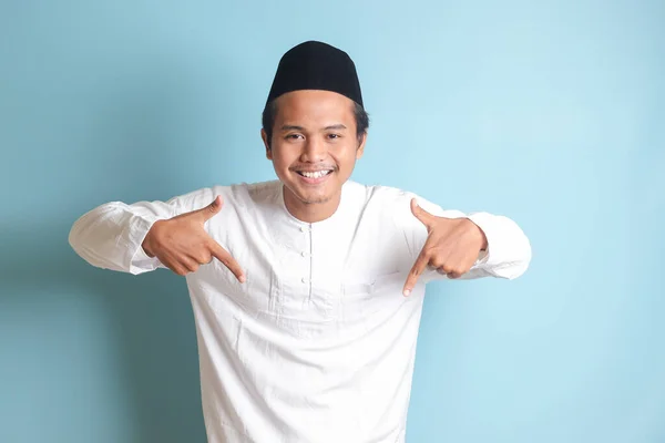 Portrét Mladého Asijského Muslima Ukazujícího Produkt Ukazujícího Rukou Prstem Dolů — Stock fotografie