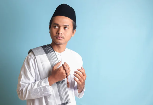 Potret Pria Muslim Asia Dengan Kemeja Koko Putih Dengan Tutup — Stok Foto