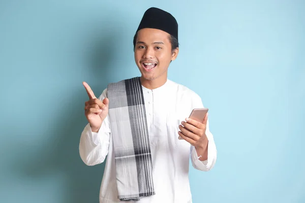 Asyalı Genç Müslüman Adamın Portresi Cep Telefonu Tutarken Gülümseyen Yüz — Stok fotoğraf