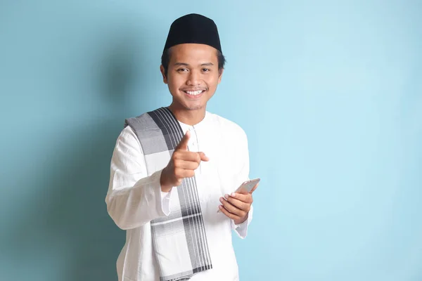 Retrato Joven Musulmán Asiático Sosteniendo Teléfono Móvil Con Expresión Sonriente — Foto de Stock