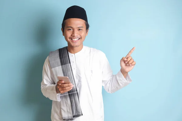 Portré Fiatal Ázsiai Muszlim Férfi Kezében Mobiltelefon Mosolygós Arckifejezéssel Miközben — Stock Fotó