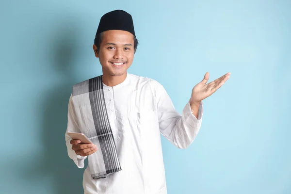 Potret Pemuda Muslim Asia Memegang Ponsel Dengan Senyum Ekspresi Wajah — Stok Foto