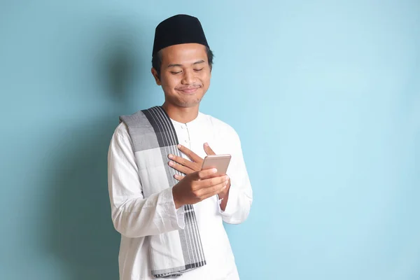 Portret Młodego Muzułmanina Azji Trzymającego Telefon Komórkowy Uśmiechniętym Wyrazem Twarzy — Zdjęcie stockowe