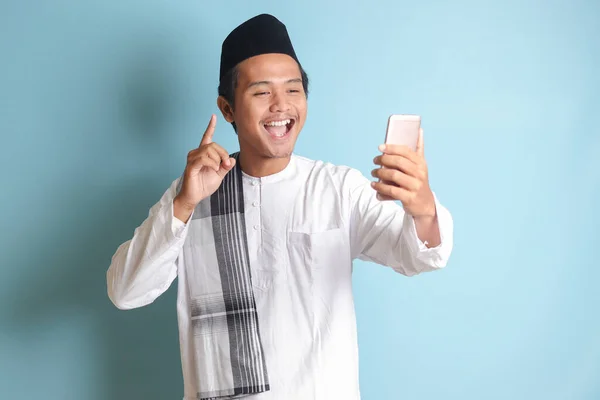 Portrét Asijského Muslima Bílé Košilce Lebkou Jak Fotí Nebo Selfie — Stock fotografie