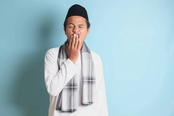 Portret Atrakcyjnego Muzułmanina Azjatyckiego Białej Koszuli Ziewającego Ręką Zakrywającą Usta — Zdjęcie stockowe