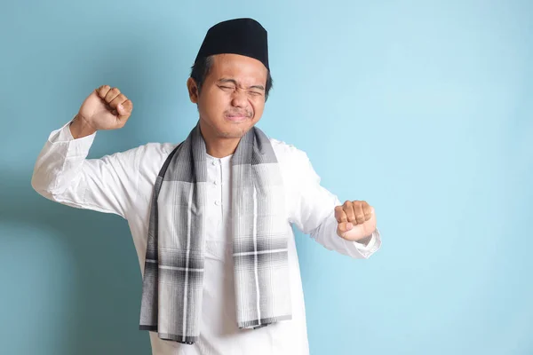 Portré Vonzó Ázsiai Muszlim Férfi Fehér Ingben Kinyújtja Kezét Testét — Stock Fotó