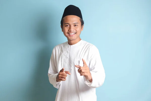 Potret Pemuda Muslim Asia Menunjukkan Produk Dan Menunjuk Dengan Tangan — Stok Foto