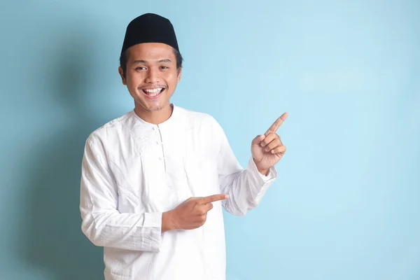 Retrato Joven Musulmán Asiático Mostrando Producto Señalando Con Mano Dedo — Foto de Stock