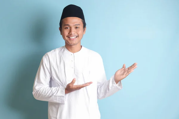 Portret Młodego Muzułmanina Azji Pokazujący Produkt Wskazujący Ręką Palcem Bok — Zdjęcie stockowe
