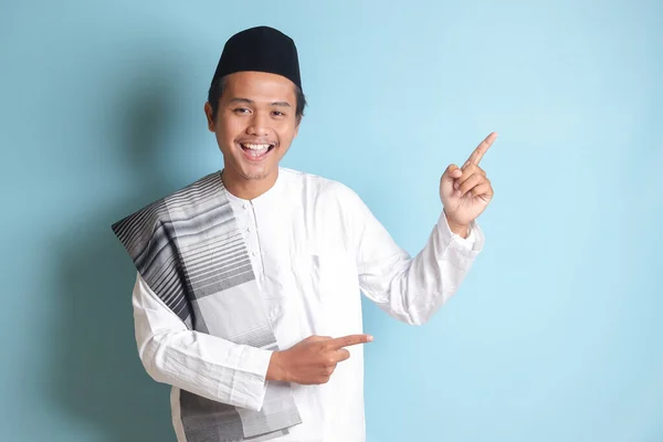 Portrét Mladého Asijského Muslima Ukazujícího Produkt Ukazujícího Rukou Prstem Stranu — Stock fotografie