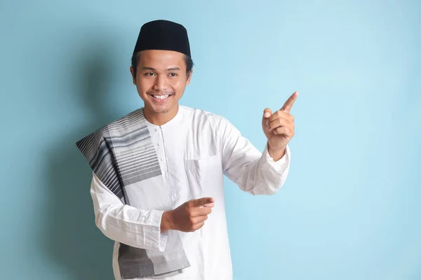 Portret Młodego Muzułmanina Azji Pokazujący Produkt Wskazujący Ręką Palcem Bok — Zdjęcie stockowe