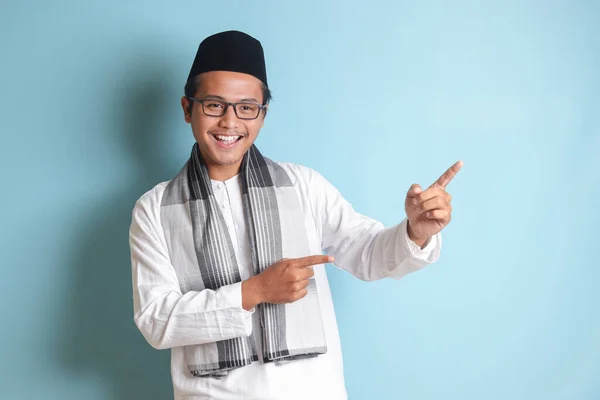 Πορτρέτο Του Νεαρού Ασιάτη Μουσουλμάνο Που Δείχνει Προϊόν Και Δείχνει — Φωτογραφία Αρχείου