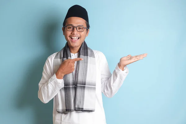 Portré Fiatal Ázsiai Muszlim Férfiról Aki Drogot Mutat Kezével Ujjával — Stock Fotó