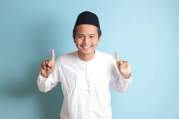 Портрет Молодого Азиата Мусульманина Показывающего Товар Указывающего Рукой Пальцем Сторону — стоковое фото